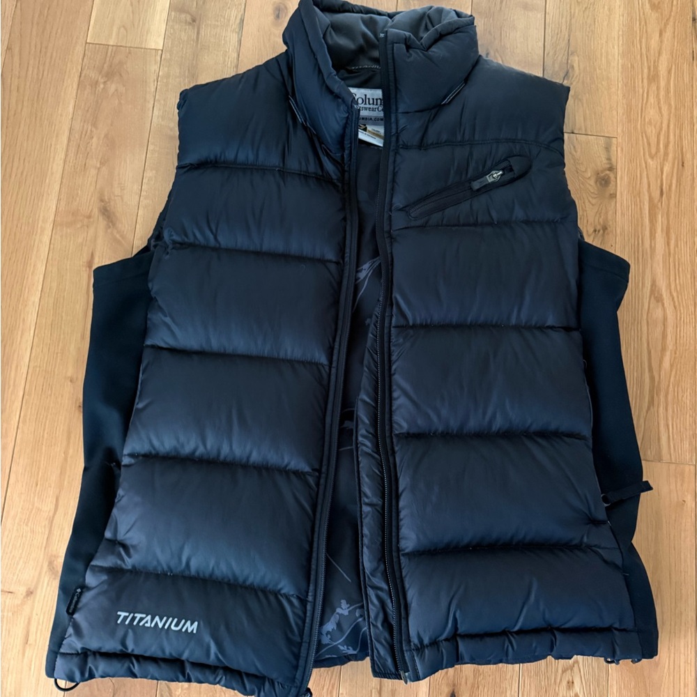 Columbia women’s Dark Black Puffer Vest